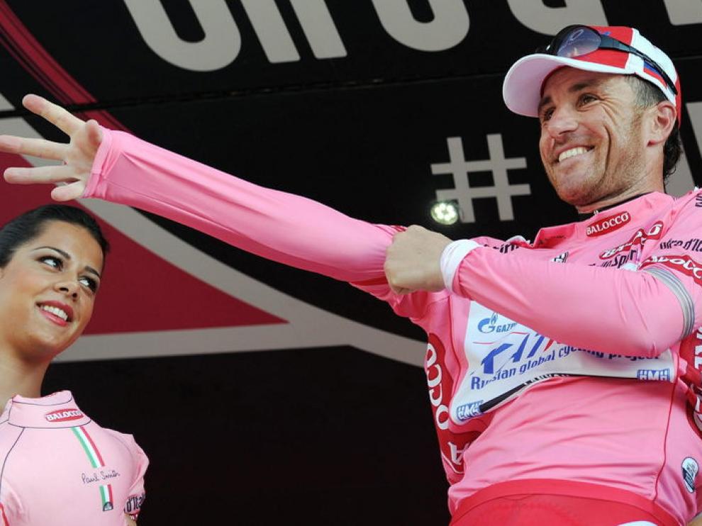 Paolini se enfunda el jersey rosa