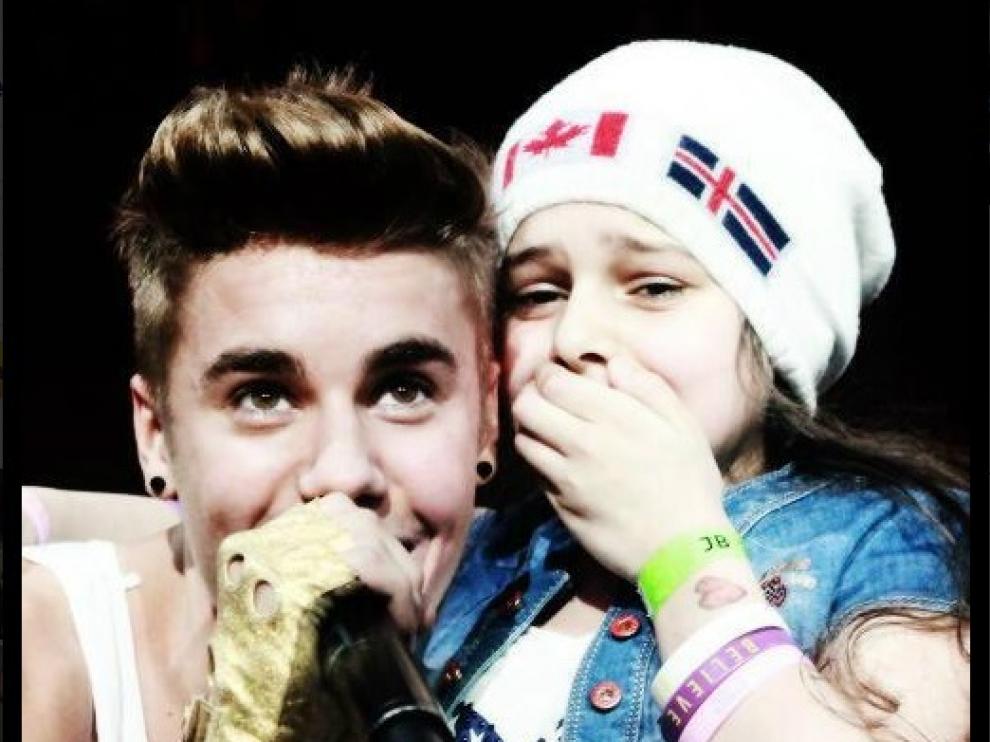 Justin Bieber con una fan en un concierto