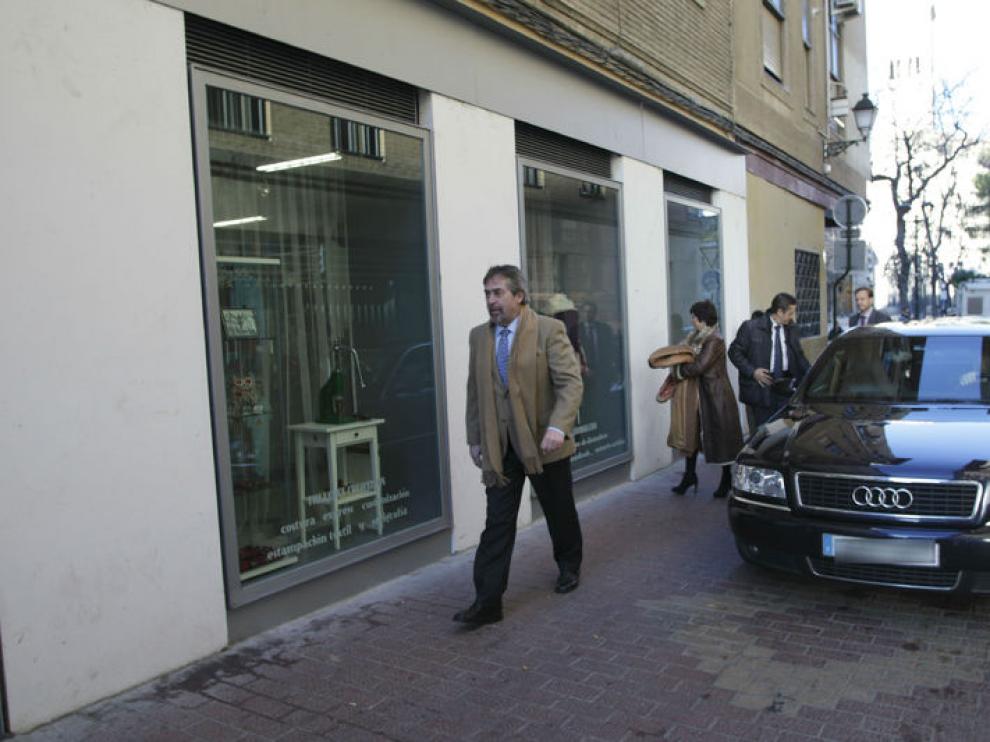 Juan Alberto Belloch bajando de su coche oficial