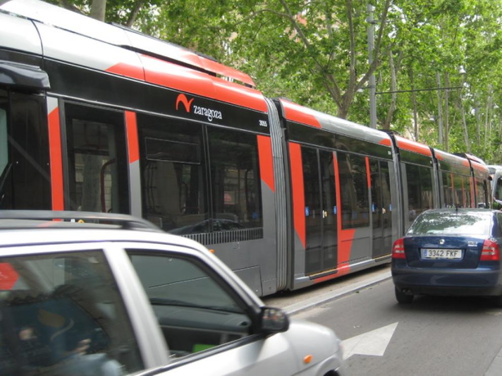 Un convoy remolca a otro averiado en Gran Vía