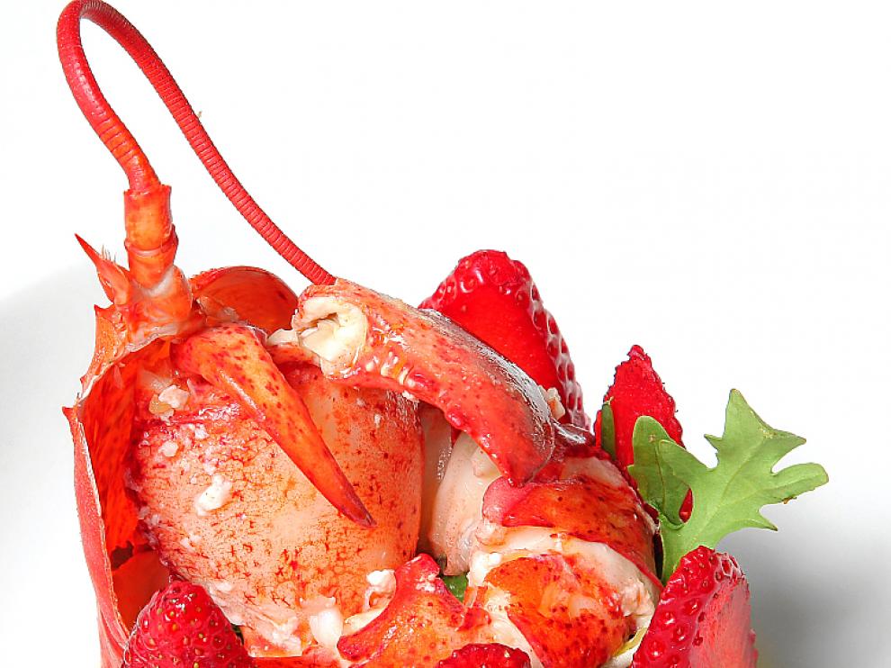 Ensalada de bogavante con gazpacho de fresones