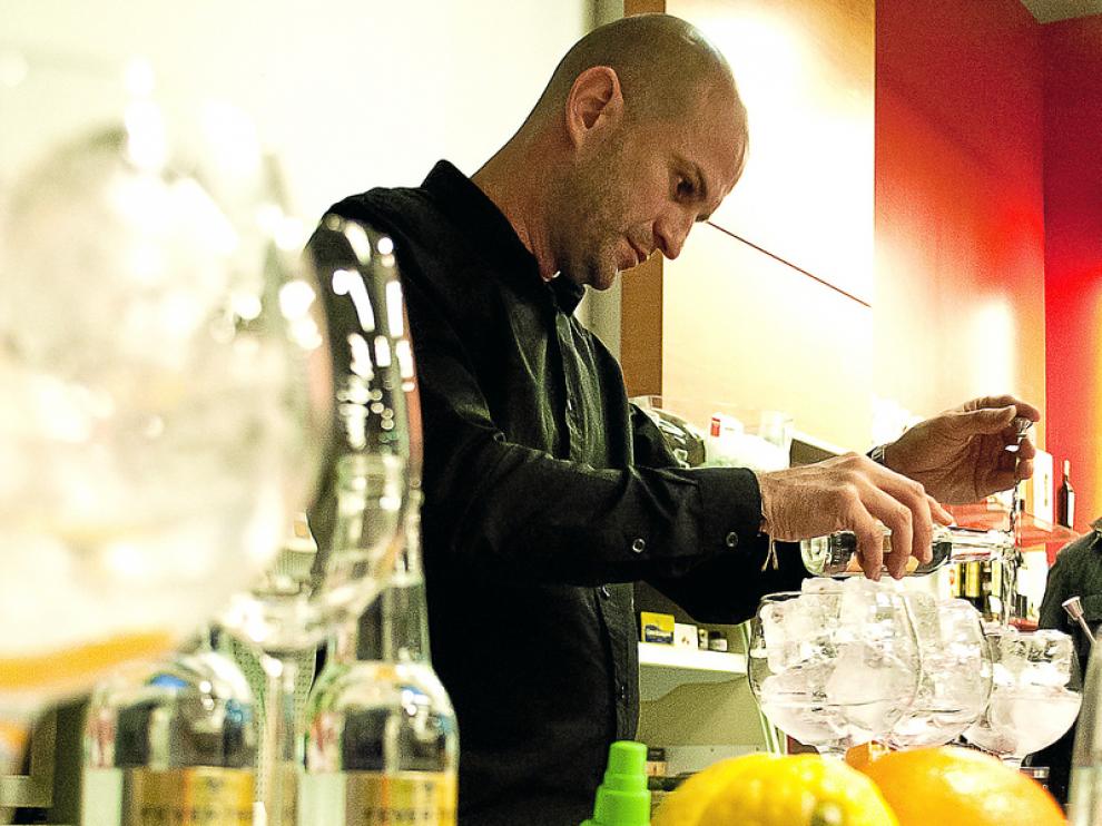 El barman Luis Ibáñez prepara un gin-tonic, la bebida de moda