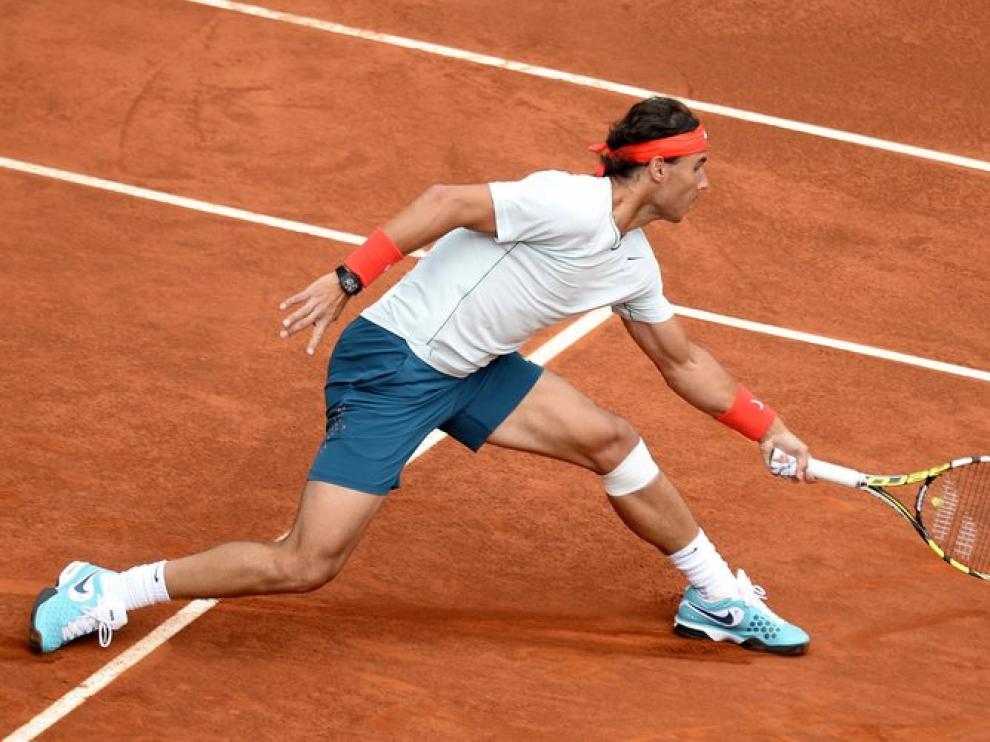 Nadal devuelve una pelota en su partido frente a Paire