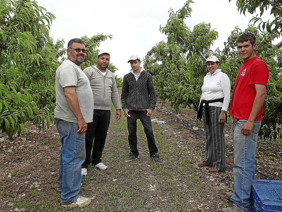Alfredo Sanjuán, con su hijo y los tres primeros temporeros.