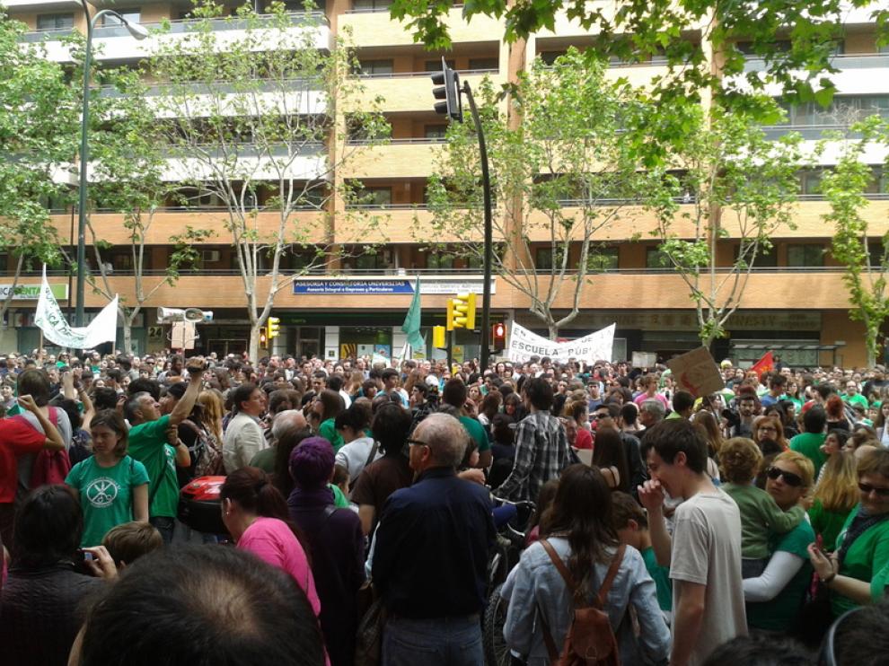 Concentración de estudiantes frente a la sede de Educación en Zaragoza