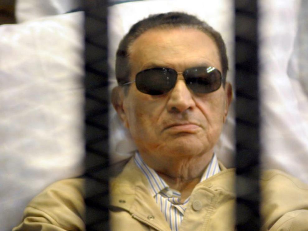 Hosni Mubarak ha seguido la sesión desde una camilla y con gafas de sol