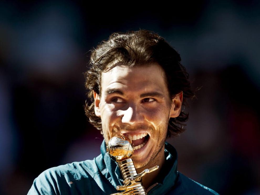 Nadal muerde el trofeo de campeón