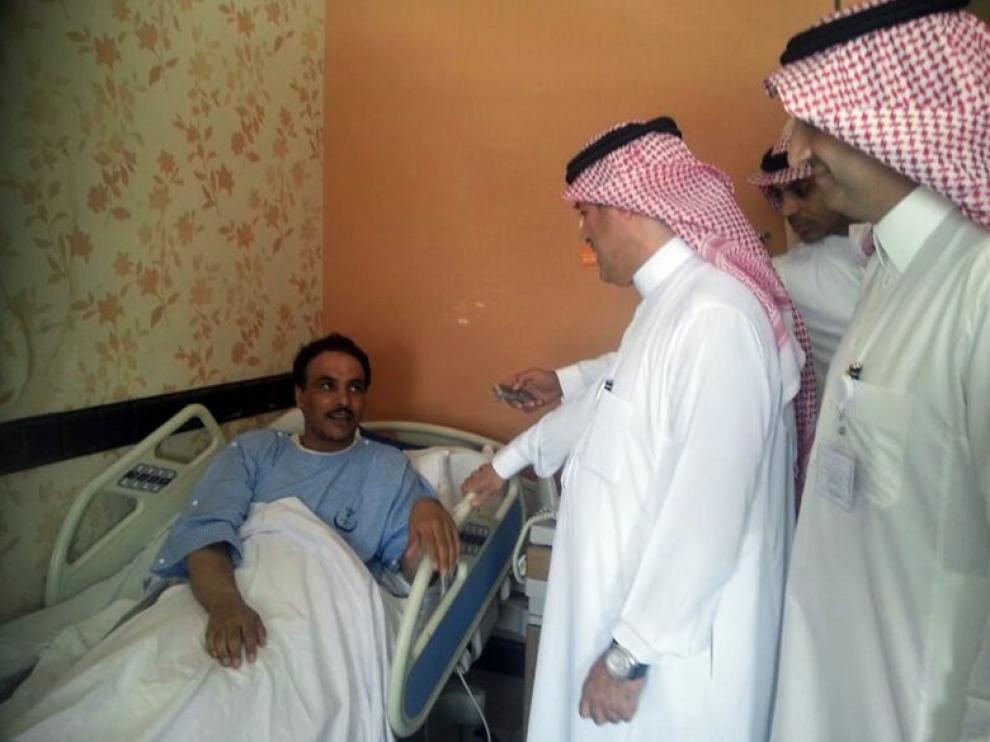El ministro saudí de Salud visita a uno de los afectados