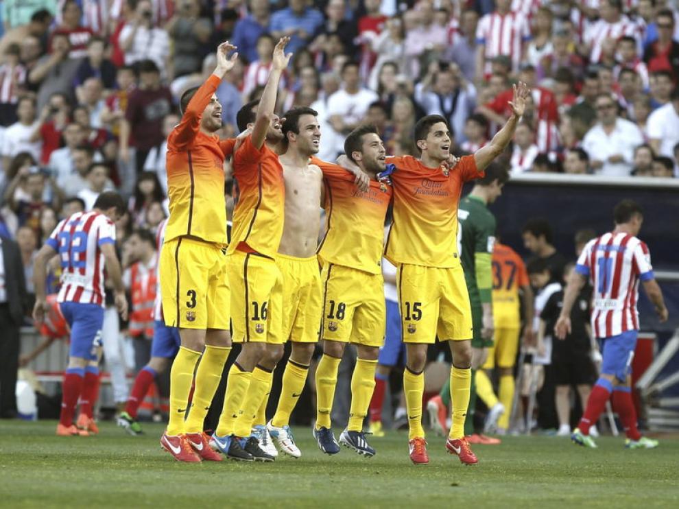 Los jugadores del Barcelona celebran la victoria y el título