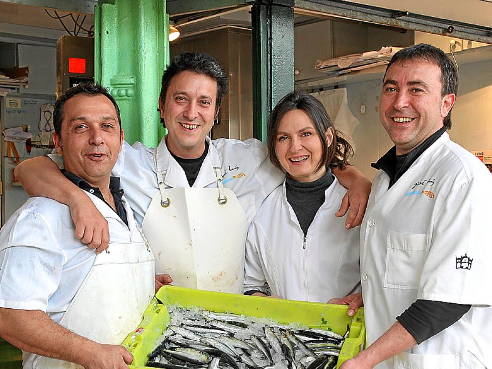 El equipo de pescaderías José Luis, con las anchoas.