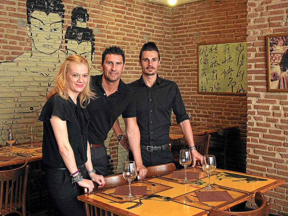 Silvia Lumbier, David Sanz y Ramón Luque, en el comedor de Asian Café