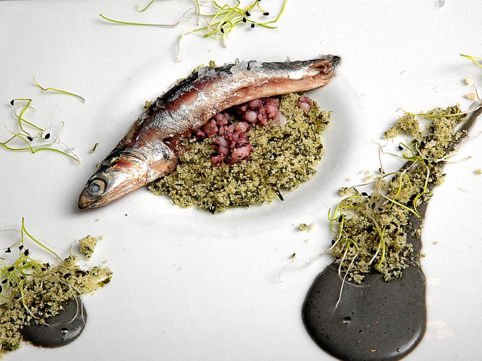 Anchoa osmotizada con tierra de chipirón