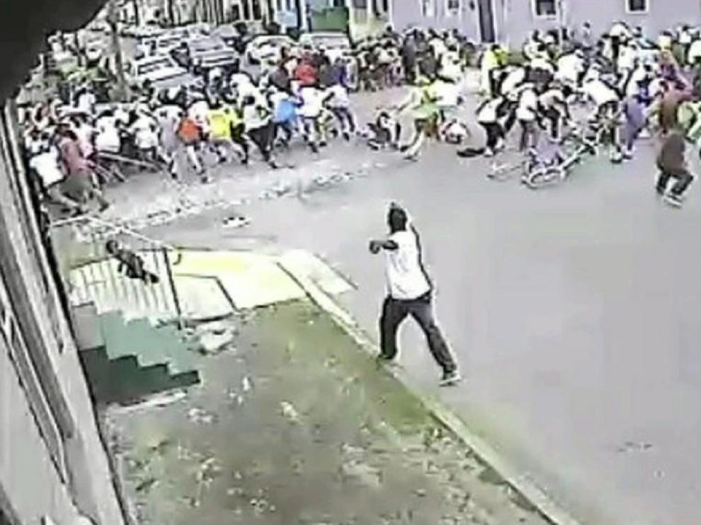 Momento en el que el supuesto agresor dispara contra la gente