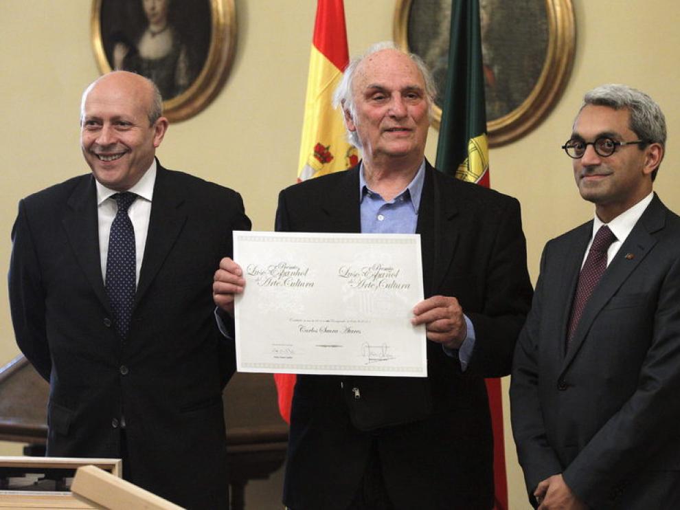 Carlos Saura, con el diploma, entre Wert y Barreto
