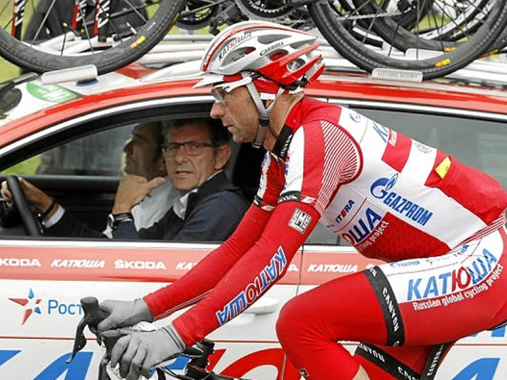 Vicioso recibe instrucciones en plena carrera