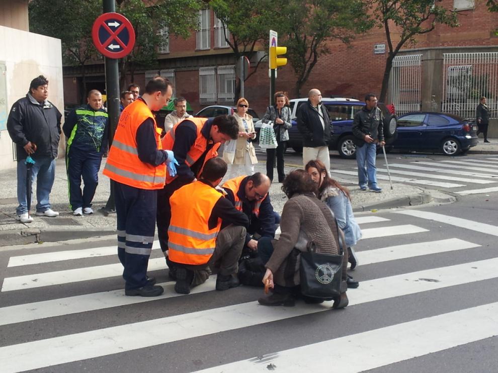 Una motorista ha salido despedida al chocar con un turismo