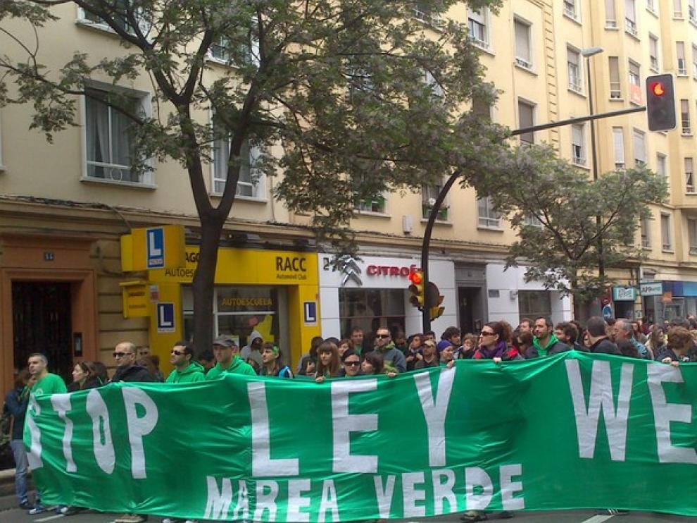 Cientos de profesores se han manifestado en Zaragoza por la Educación Pública