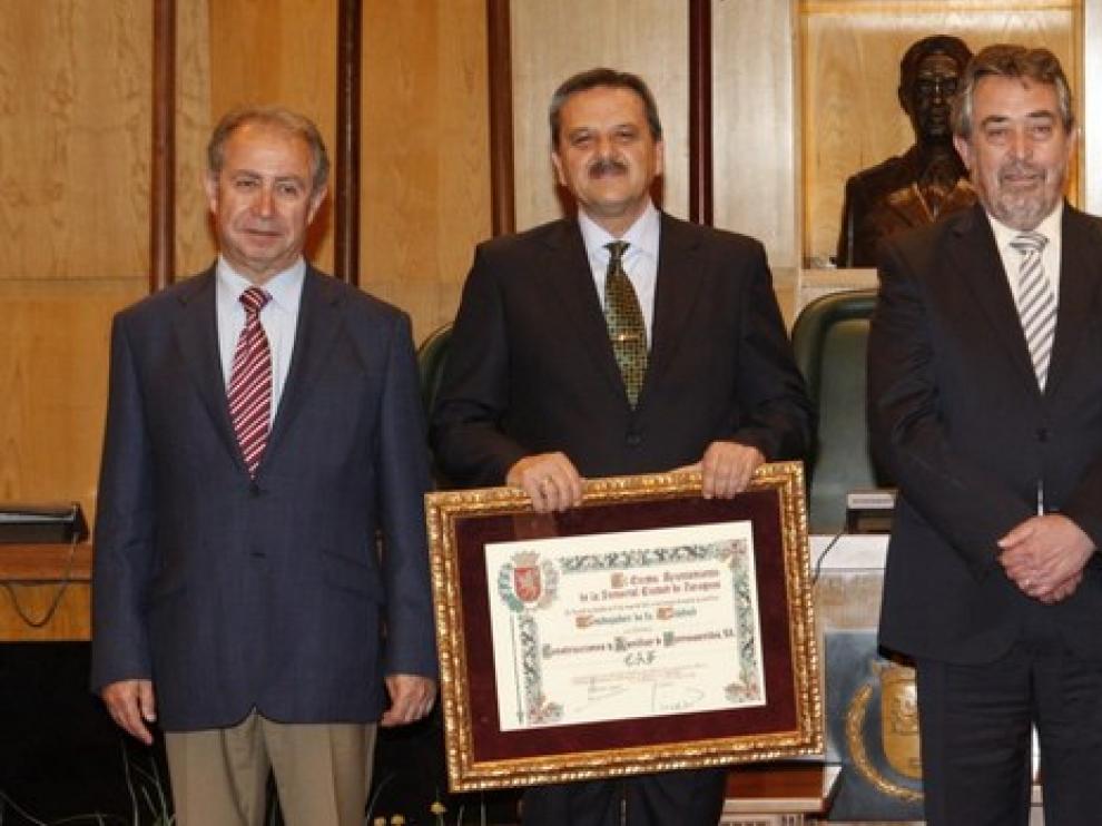 Juan Alberto Belloch posa con los galardonados