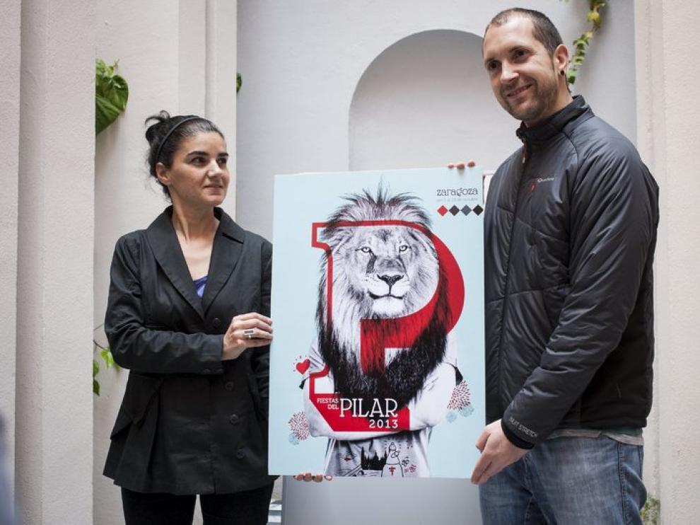 Los diseñadores Cristina Castán y Jorge Martorell, con su cartel.