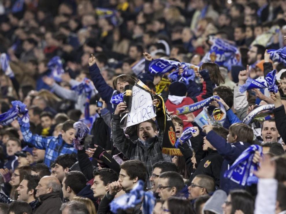 La afición apoyando al Real Zaragoza en La Romareda