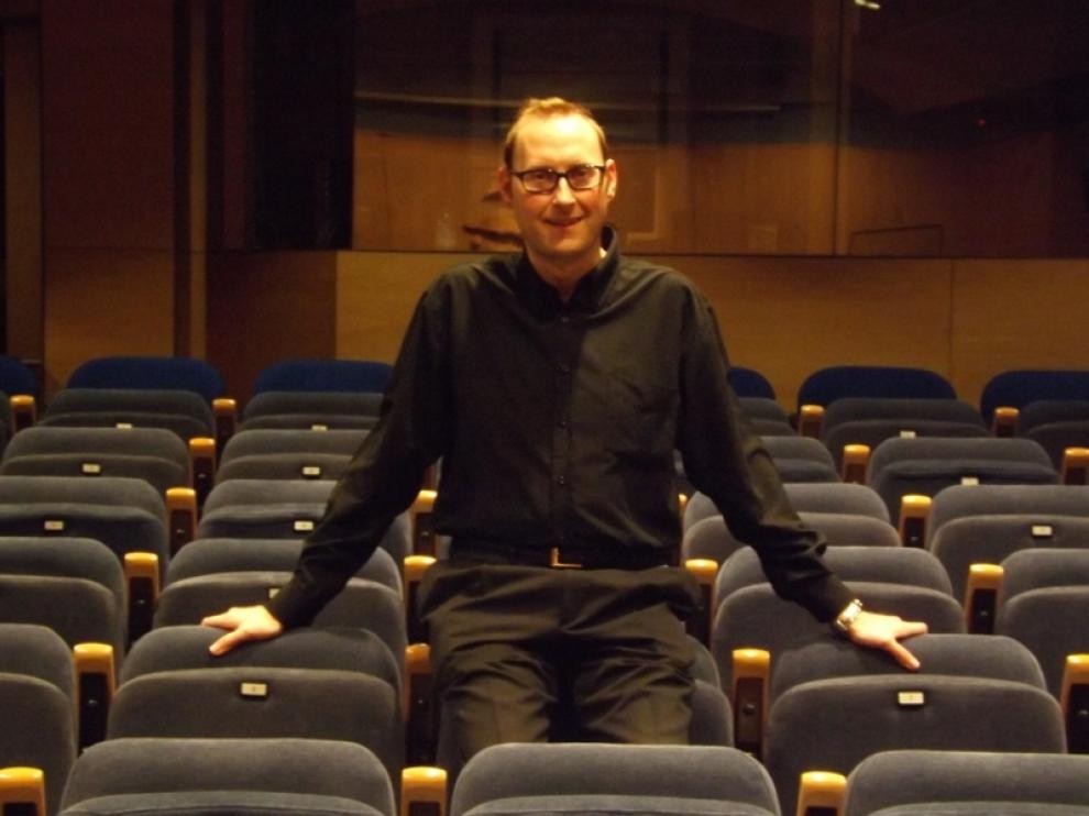 El autor Luis Monzón en el salón de actos del Palacio de Villahermosa