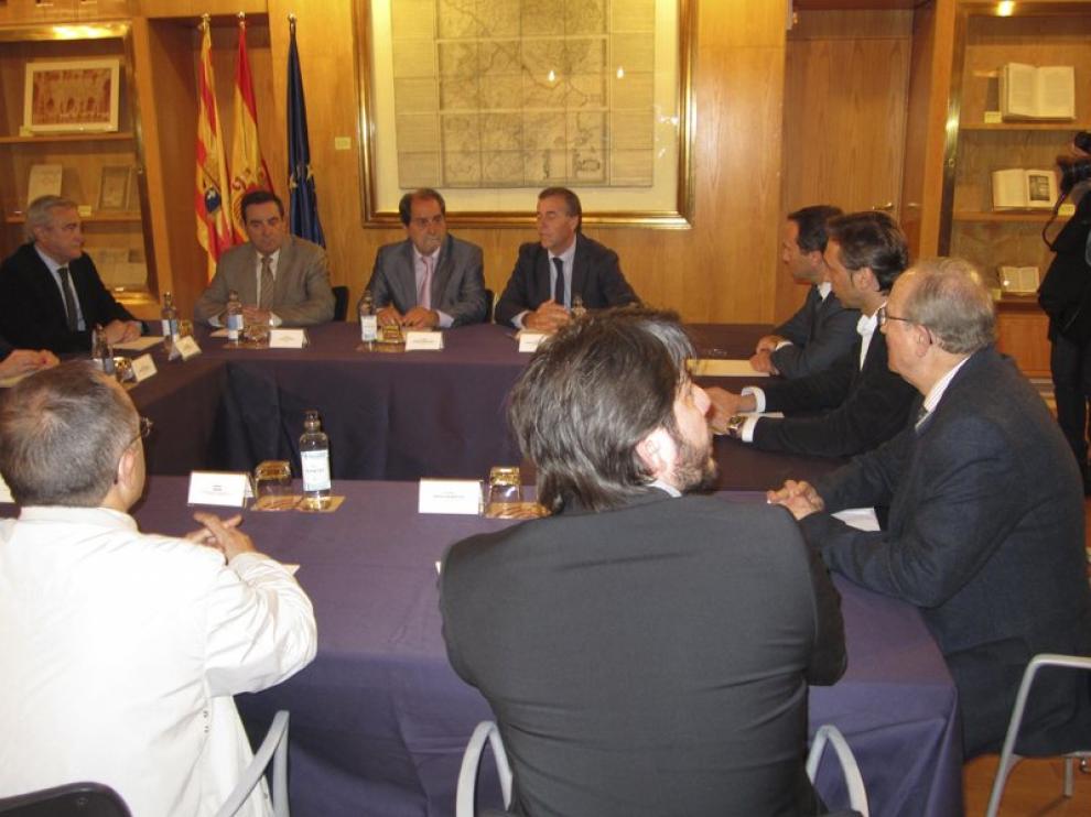 Entrega de firmas en defensa del laboratorio del hospital de Barbastro