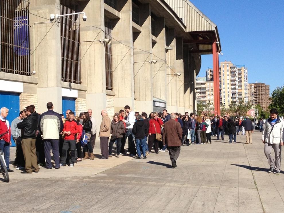 Filas ante las taquillas de La Romareda
