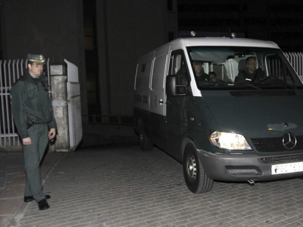 Furgón de la Guardia Civil saliendo los juzgados de Plaza de Castilla