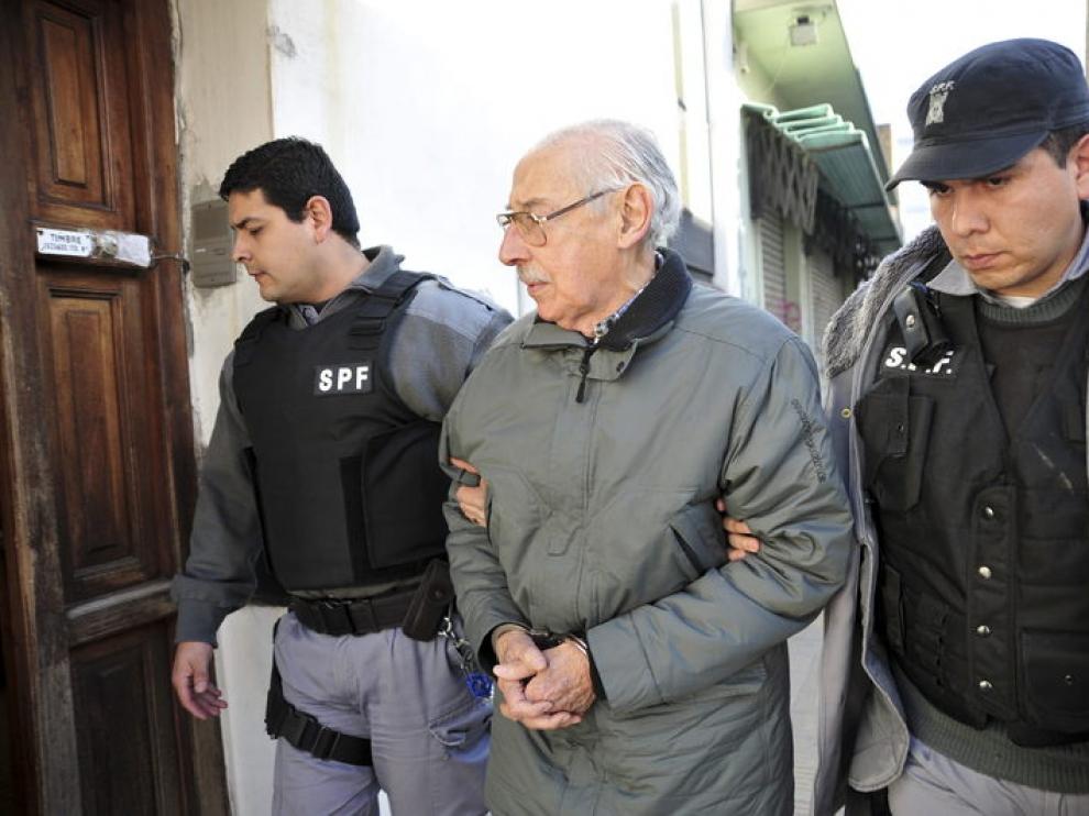 Videla escoltado por la Policía en 2012