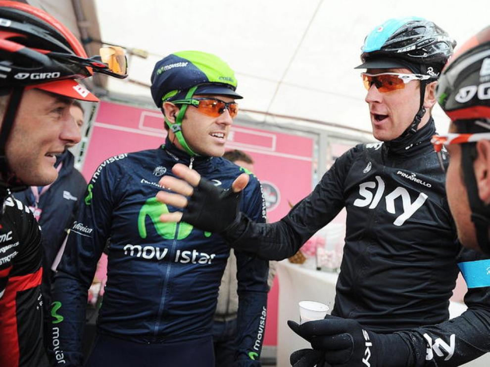 Wiggins dialoga con varios ciclistas en el Giro de Italia