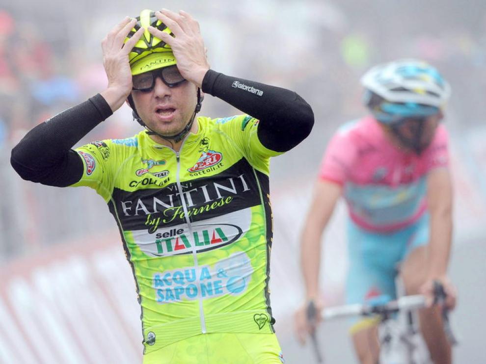 Santambrogio celebra la victoria con Nibali de fondo