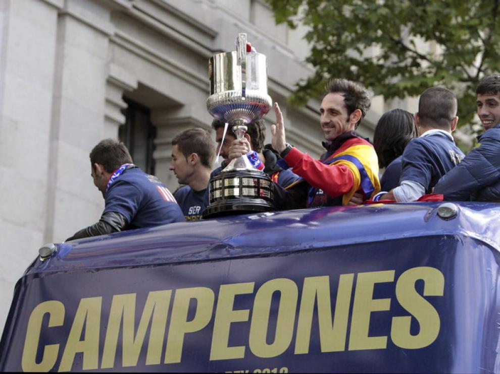 Miles de aficionados se reúnen en el centro de Madrid para festejar el título conquistado frente al Real Madrid.