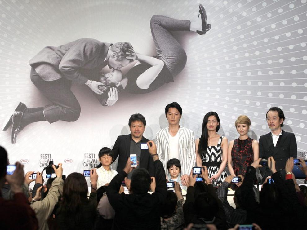 El equipo del filme de Kore Eda, en Cannes