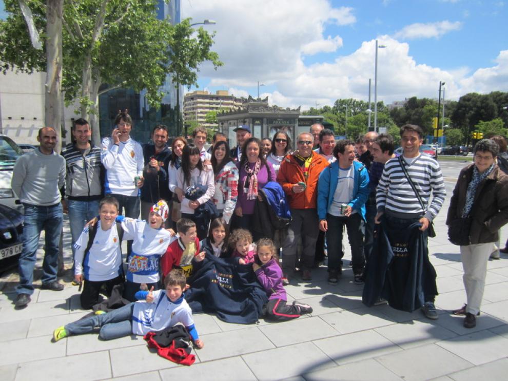 La peña Los Grillones a su llegada a la zona de Romareda