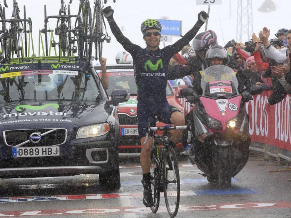 Visconti cruza la meta en el Galibier