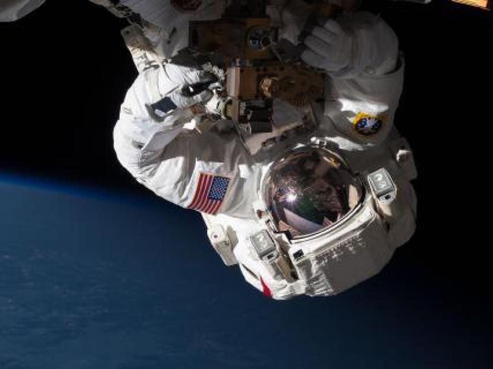 Astronauta reparando una estación espacial