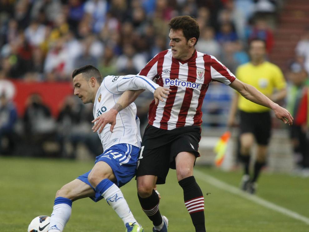 El jugador del R. Zaragoza José Manuel Fernández controla el balón