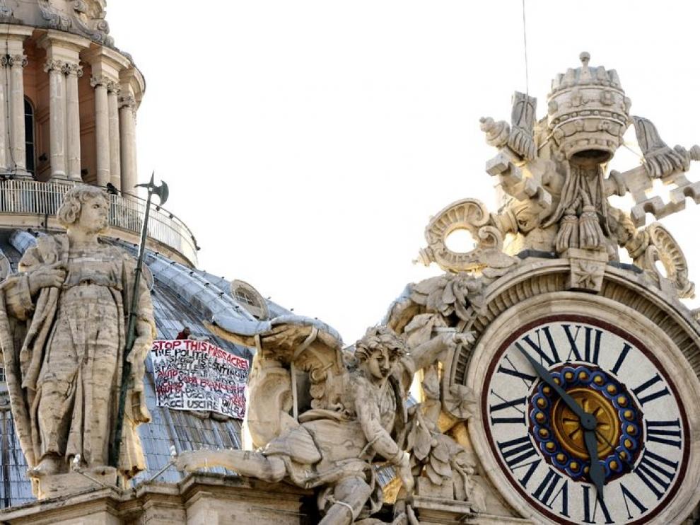 La pancarta muestra frases sobre la crisis económica y contra el euro.