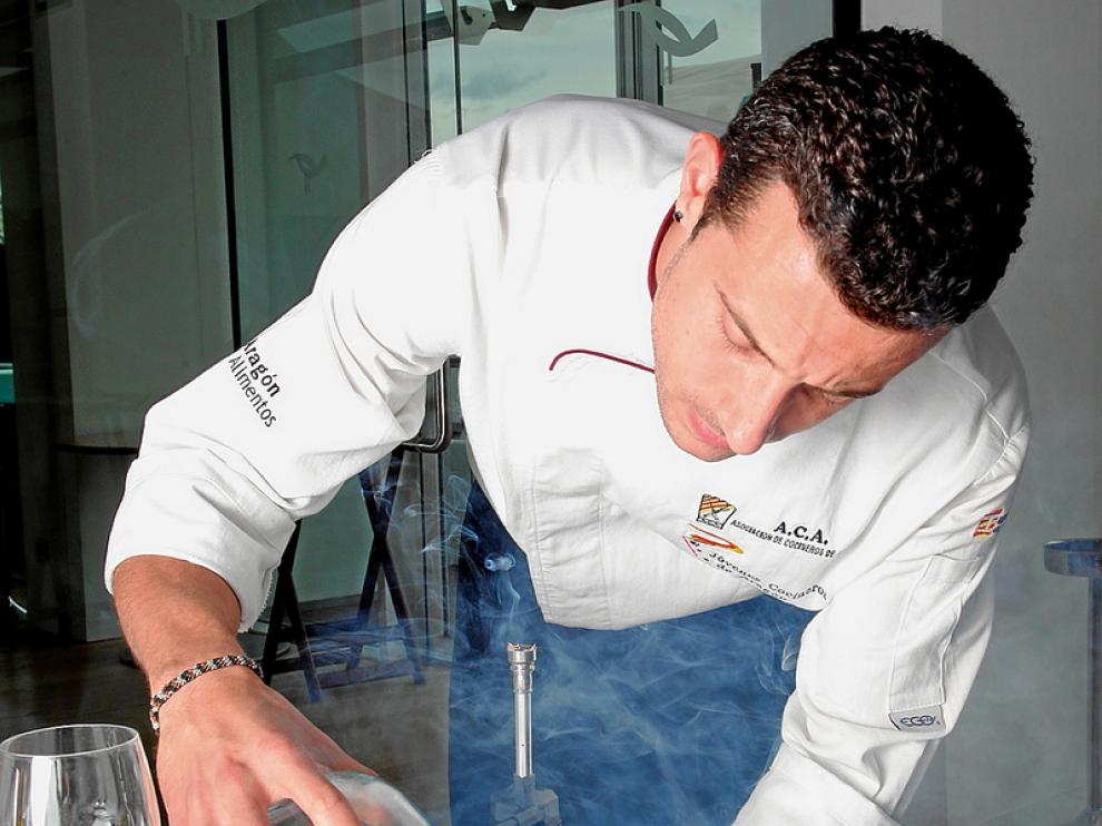 Diego Barbero, cocinero del restaurante Celebris, preparando el rulo de paletilla