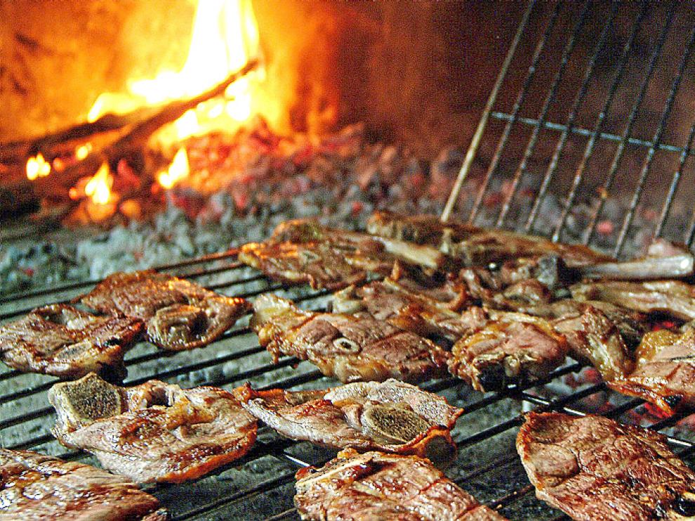 Unas típicas chuletas de ternasco a la brasa