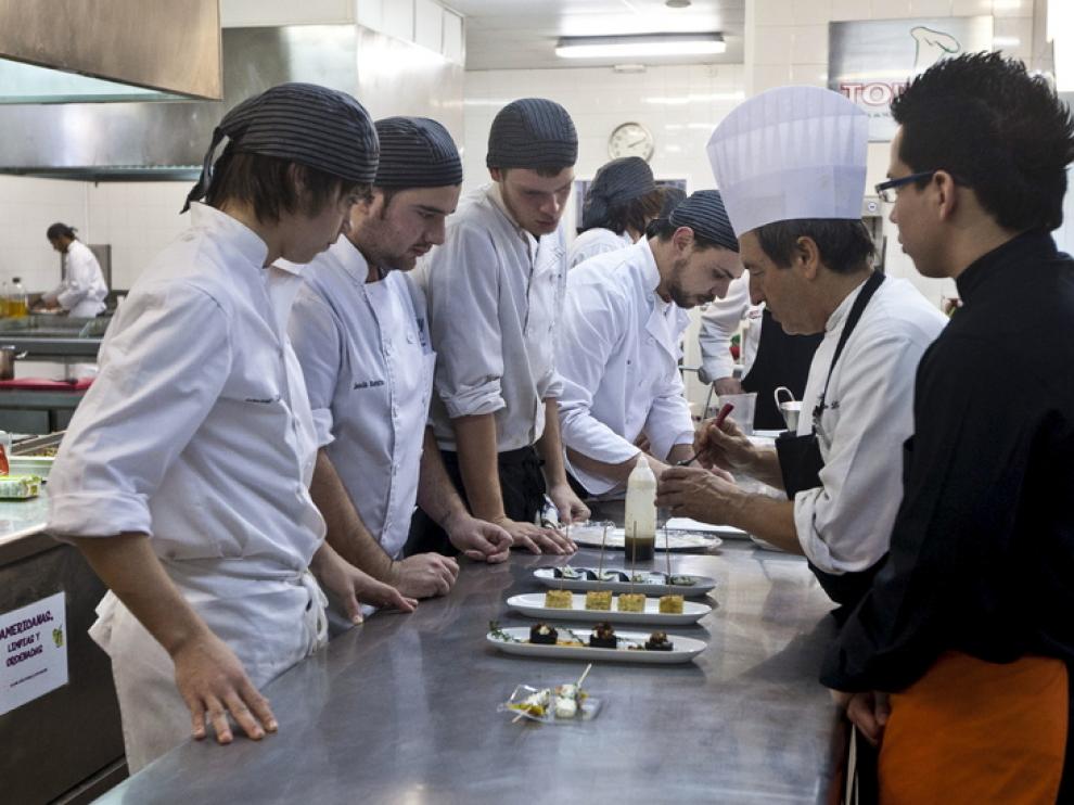 La Escuela de Hostelería TOPI, en Zaragoza, forma a jóvenes de 16 a 25 años.