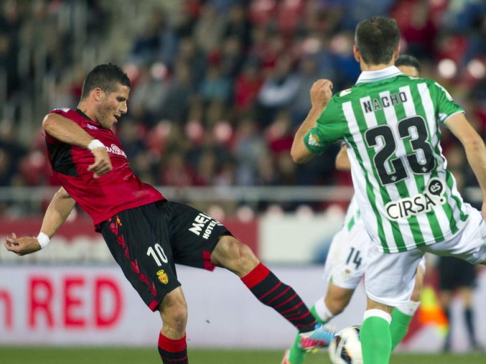 El delantero del Mallorca Tomer Hemed, ante el bético Nacho Pérez.
