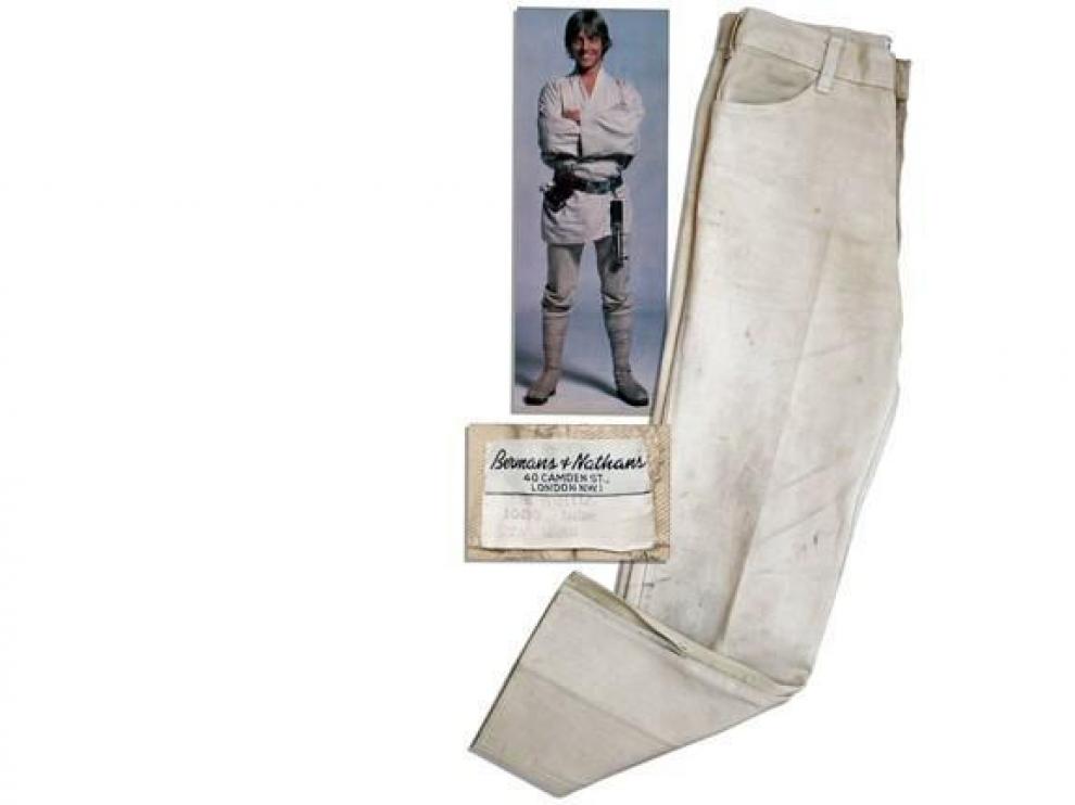 Los subastados son unos Levi's de color arena que Luke Skywalker llevaba en la primera cinta.