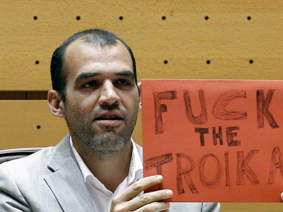 El senador del Grupo Mixto José Manuel Mariscal ha mostrado un cartel contra la troika.