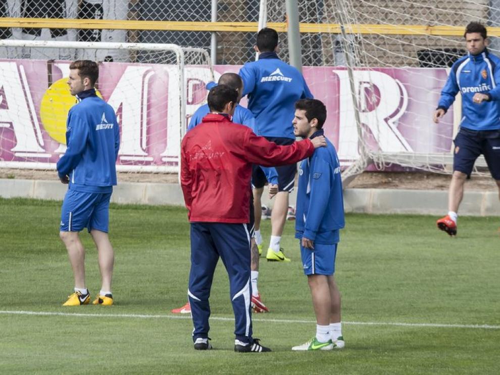 El entrenador del Real Zaragoza, Manolo Jiménez, dialoga con Víctor Rodríguez