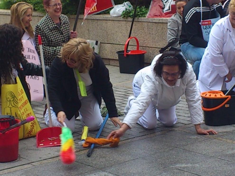Las trabajadoras de limpieza fregando la plaza de San Juan