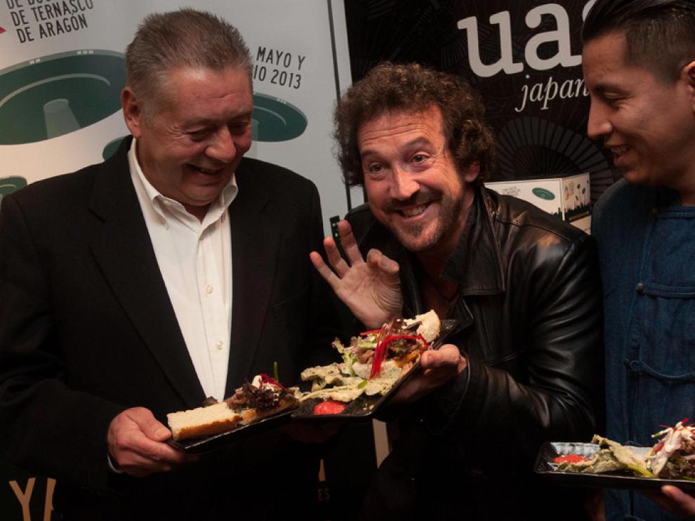 Pedro Giménez, presidente de la Asociación de Cafés y Bares de Zaragoza; el cantante Salvatore Stars, y el chef del Uasabi, Abel Mora.