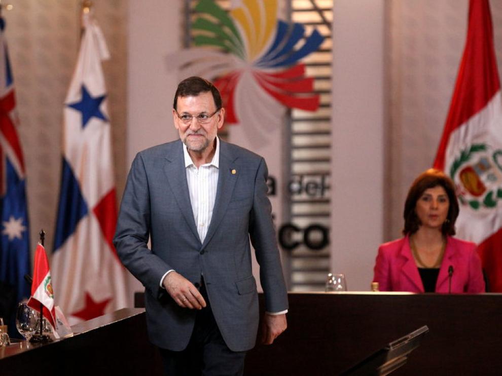 El presidente del Gobierno español, Mariano Rajoy (i), y la canciller de Colombia María Ángela Holguín