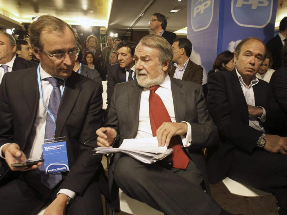 En el medio, Jaime Mayor Oreja (Archivo)