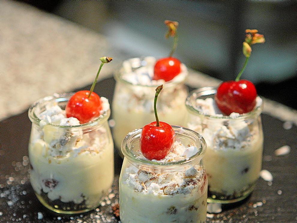 Un postre con guindas elaborado por Luis Paracuellos.